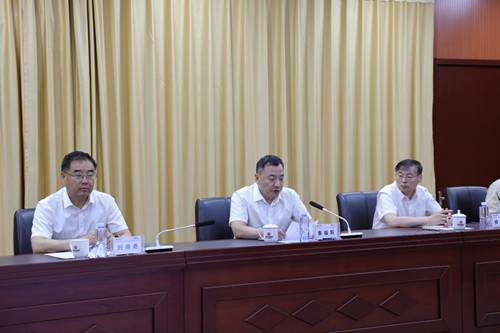 人们在看台上的人在桌子前 AI 生成的内容可能不正确。