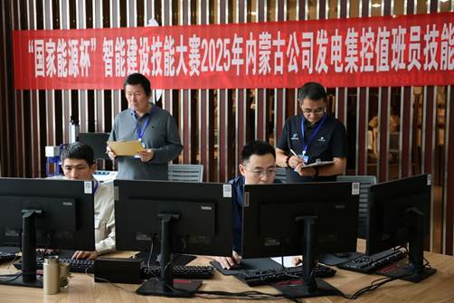 图片包含 桌子, 男人, 前, 人们 AI 生成的内容可能不正确。